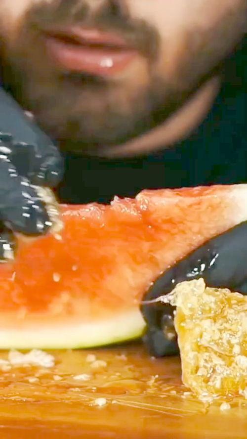 各大国网红吃瓜,揭秘各国热门事件背后的网络狂欢  第2张